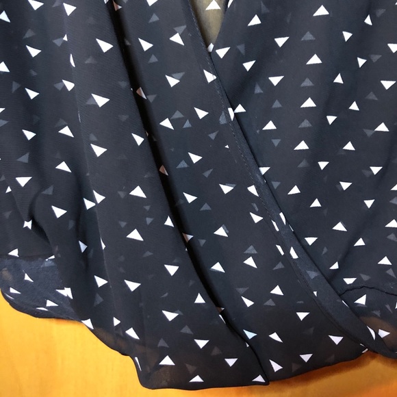 Flowy black top with triangle pattern - Picture 3 of 4